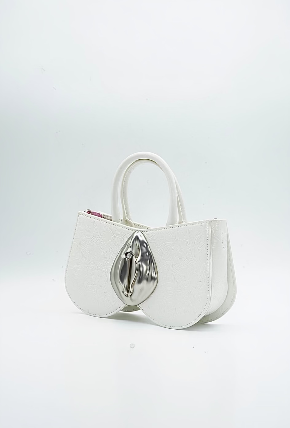 Black leather, Silver Vulva